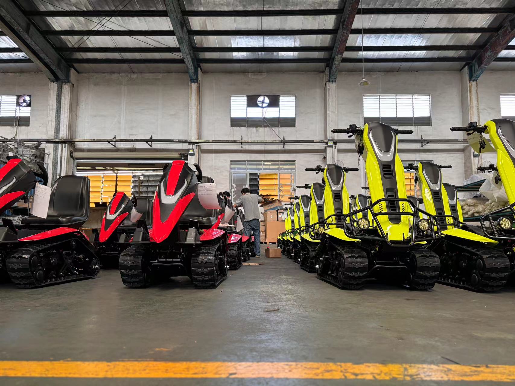 Snowmobiles（ETVタンク）の新しいバッチが生産ラインから転がります