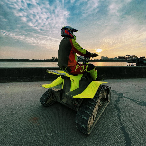 極限条件向けのデュアルトラックとデュアルモーターを備えた高トルク 72V 電動 ATV